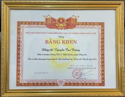 Thầy Nguyễn Cao Cường - Bí thư Chi bộ, Hiệu trưởng nhà trường nhận Bằng khen của Ban chấp hành Đoàn TNCS Hồ Chí Minh Thành phố Hà Nội