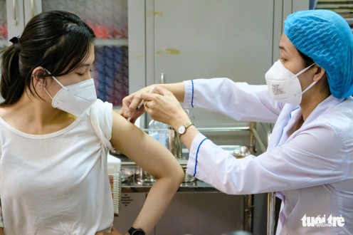 Người dân Hà Nội bắt đầu được tiêm vắc xin ngừa COVID-19